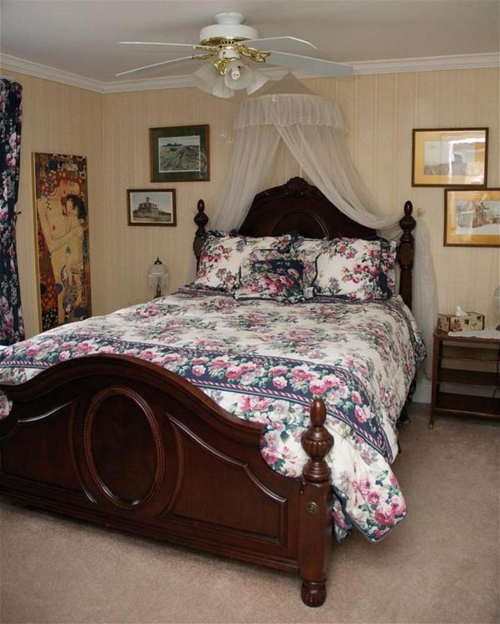 Bondy House Bed & Breakfast Amherstburg Екстериор снимка