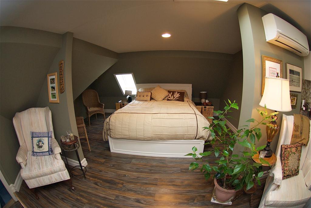 Bondy House Bed & Breakfast Amherstburg Екстериор снимка