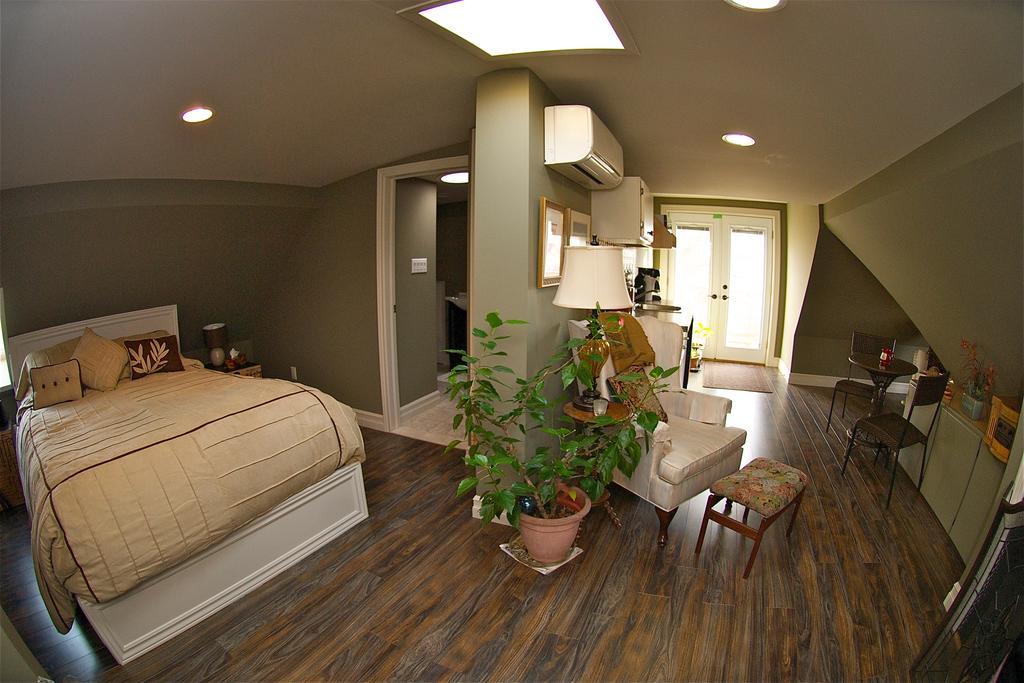 Bondy House Bed & Breakfast Amherstburg Екстериор снимка