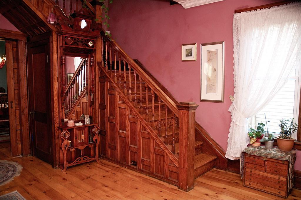 Bondy House Bed & Breakfast Amherstburg Екстериор снимка