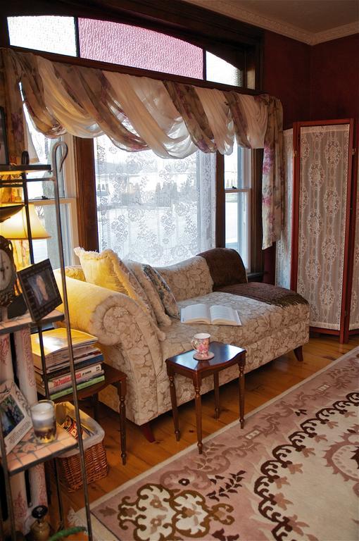 Bondy House Bed & Breakfast Amherstburg Екстериор снимка