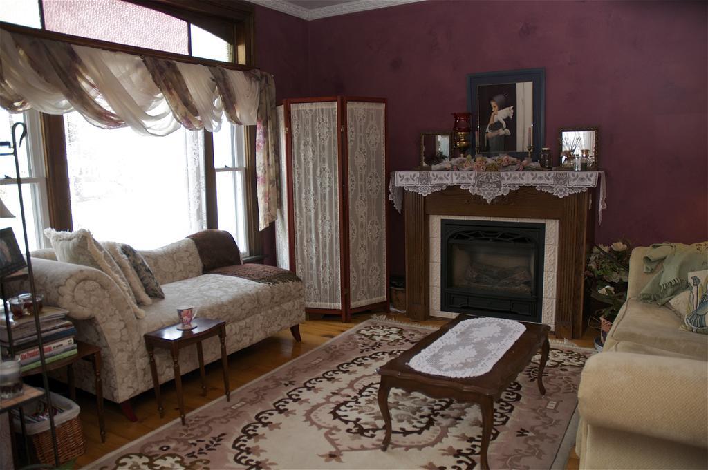 Bondy House Bed & Breakfast Amherstburg Екстериор снимка