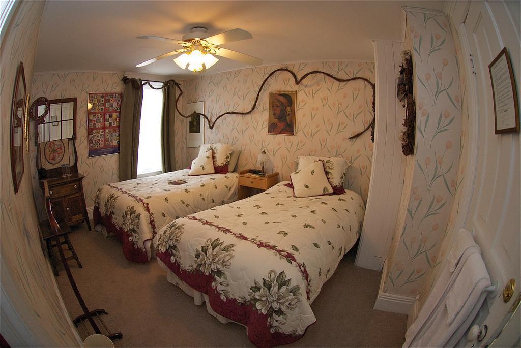 Bondy House Bed & Breakfast Amherstburg Екстериор снимка