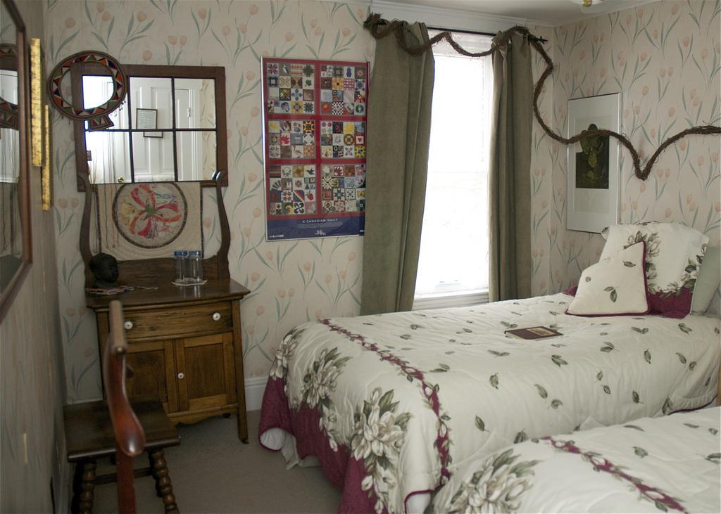 Bondy House Bed & Breakfast Amherstburg Екстериор снимка