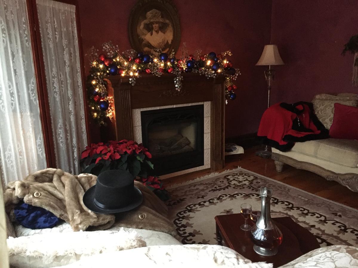 Bondy House Bed & Breakfast Amherstburg Екстериор снимка