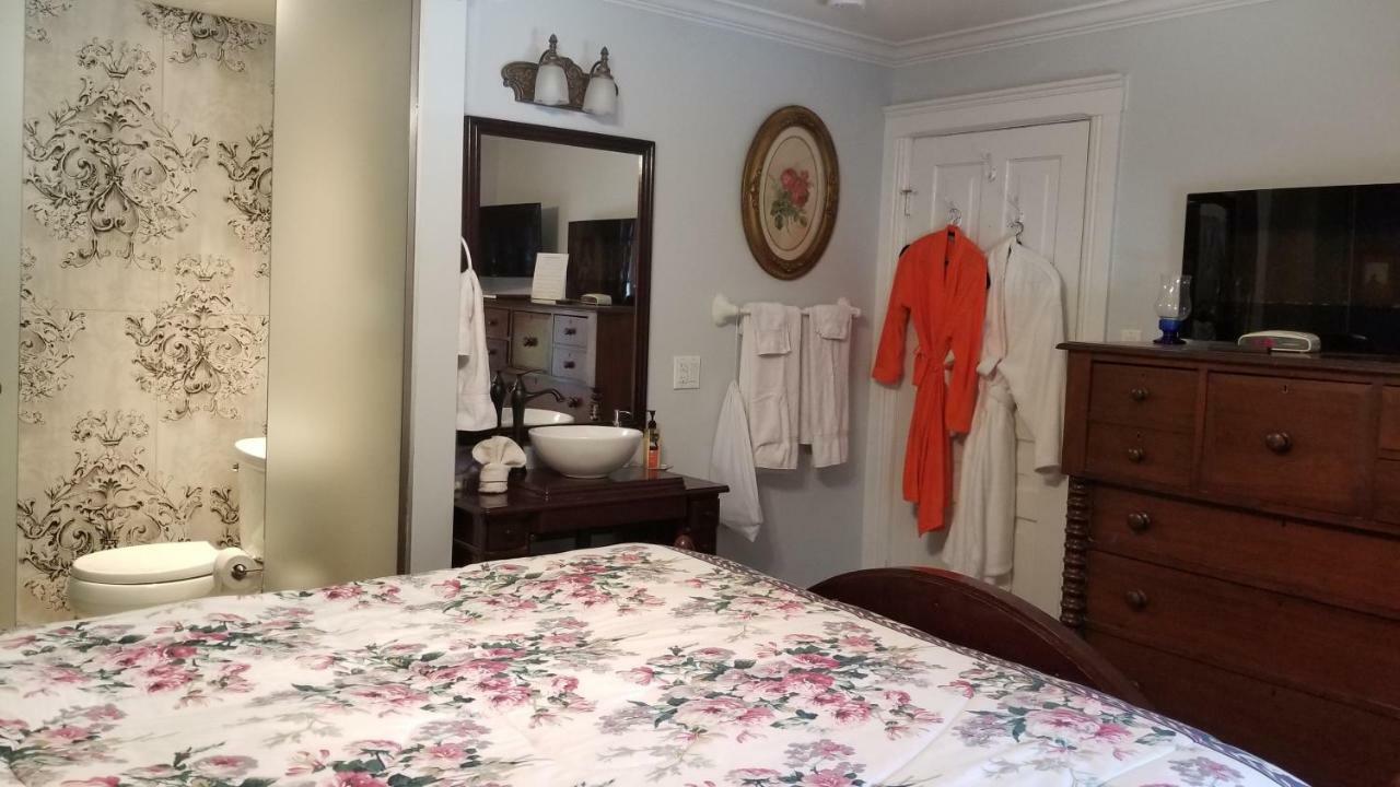 Bondy House Bed & Breakfast Amherstburg Екстериор снимка