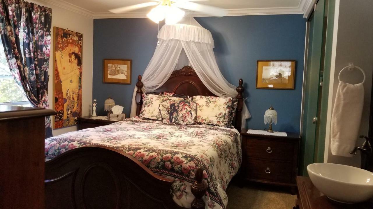 Bondy House Bed & Breakfast Amherstburg Екстериор снимка